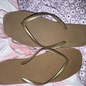 Old Navy Tan and Gold Women's Sandals